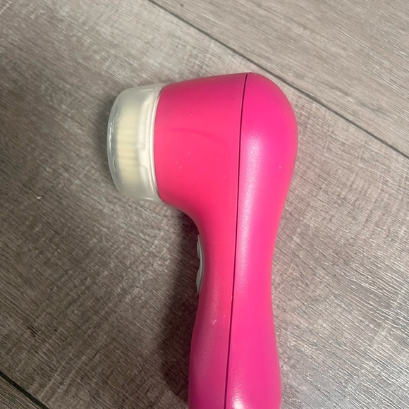 Clarisonic Mia 2 Sonic Fuschia Facial Cleansing Brush (DEVICE ONLY) - Picture 2 of 4